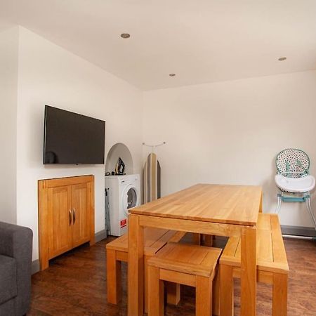 Three Bedroom House, Driveway, Bracknell Centre Esterno foto