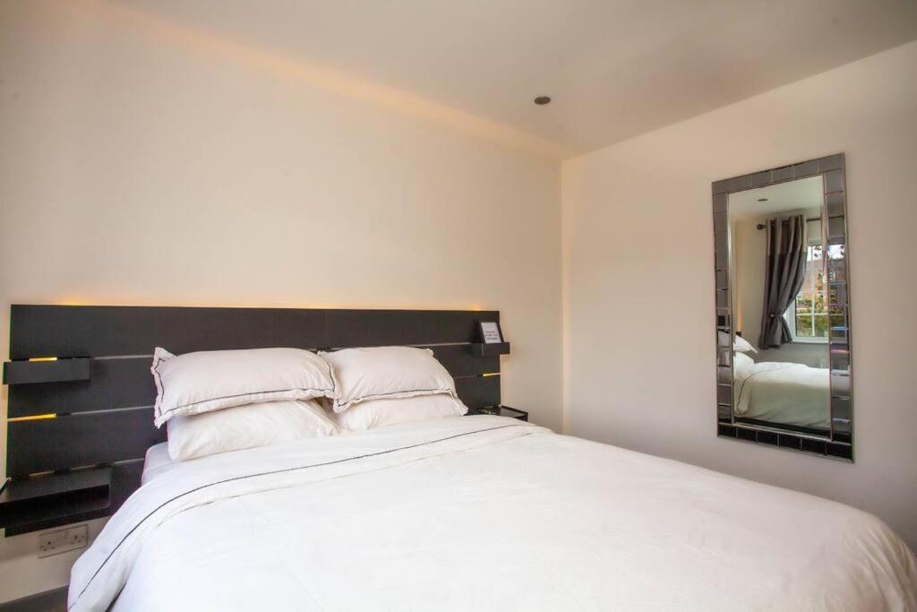 Three Bedroom House, Driveway, Bracknell Centre Esterno foto