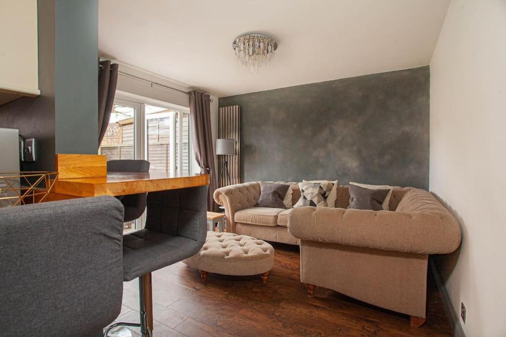 Three Bedroom House, Driveway, Bracknell Centre Esterno foto