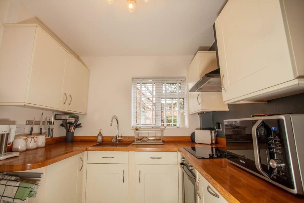 Three Bedroom House, Driveway, Bracknell Centre Esterno foto
