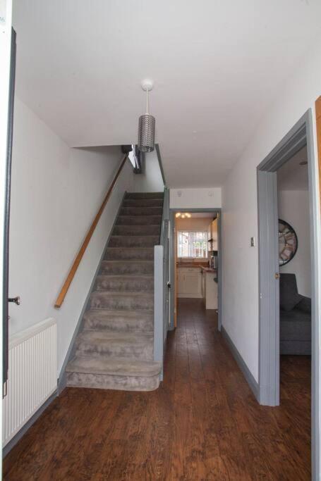 Three Bedroom House, Driveway, Bracknell Centre Esterno foto