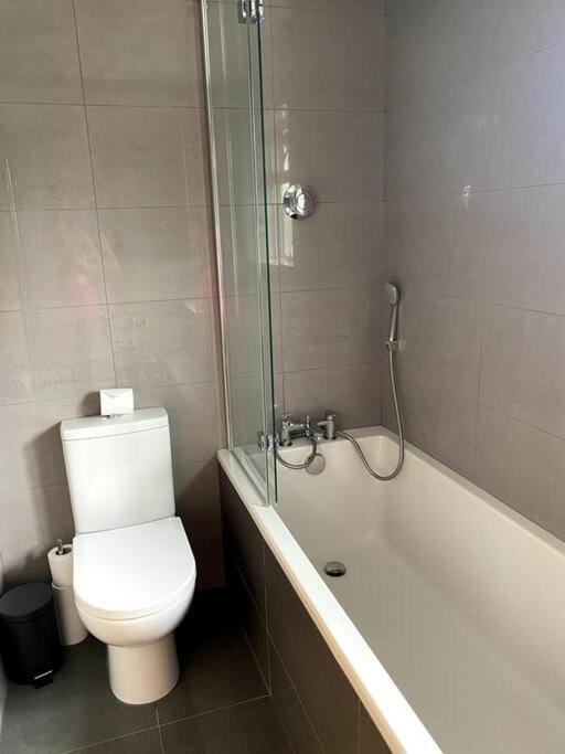 Three Bedroom House, Driveway, Bracknell Centre Esterno foto