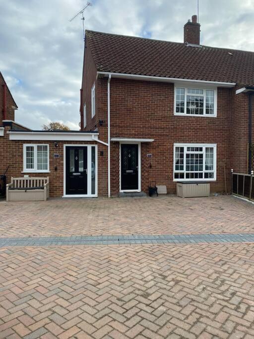 Three Bedroom House, Driveway, Bracknell Centre Esterno foto