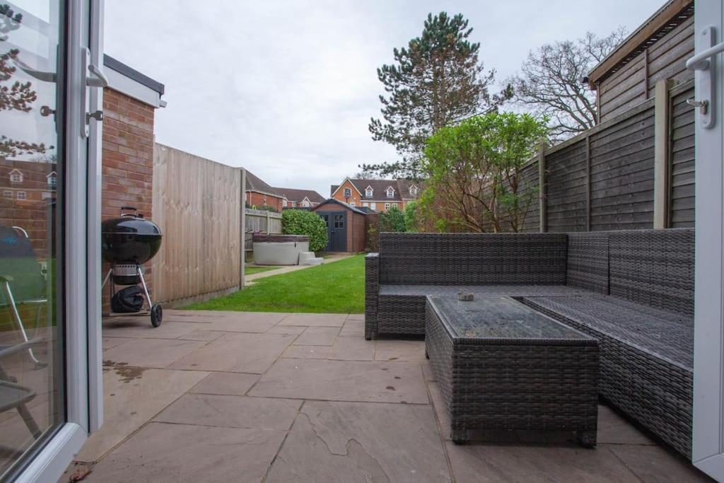 Three Bedroom House, Driveway, Bracknell Centre Esterno foto